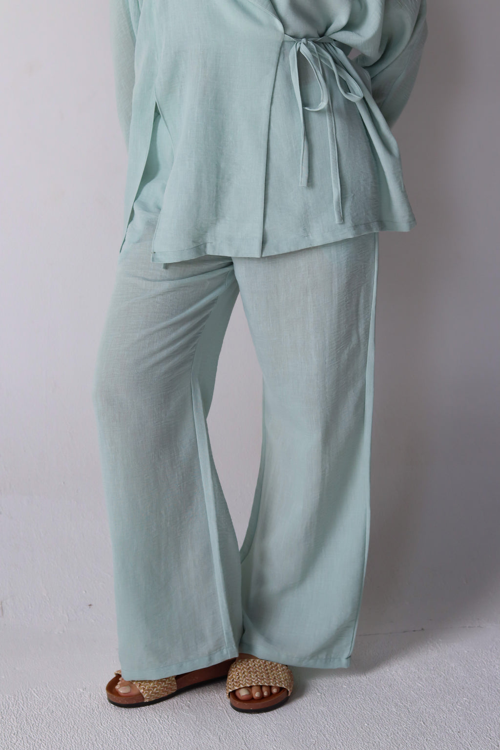 The Basic Knot Linen Set in Mint