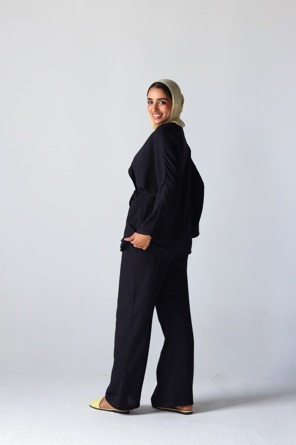 The Basic Knot Linen Set in Black