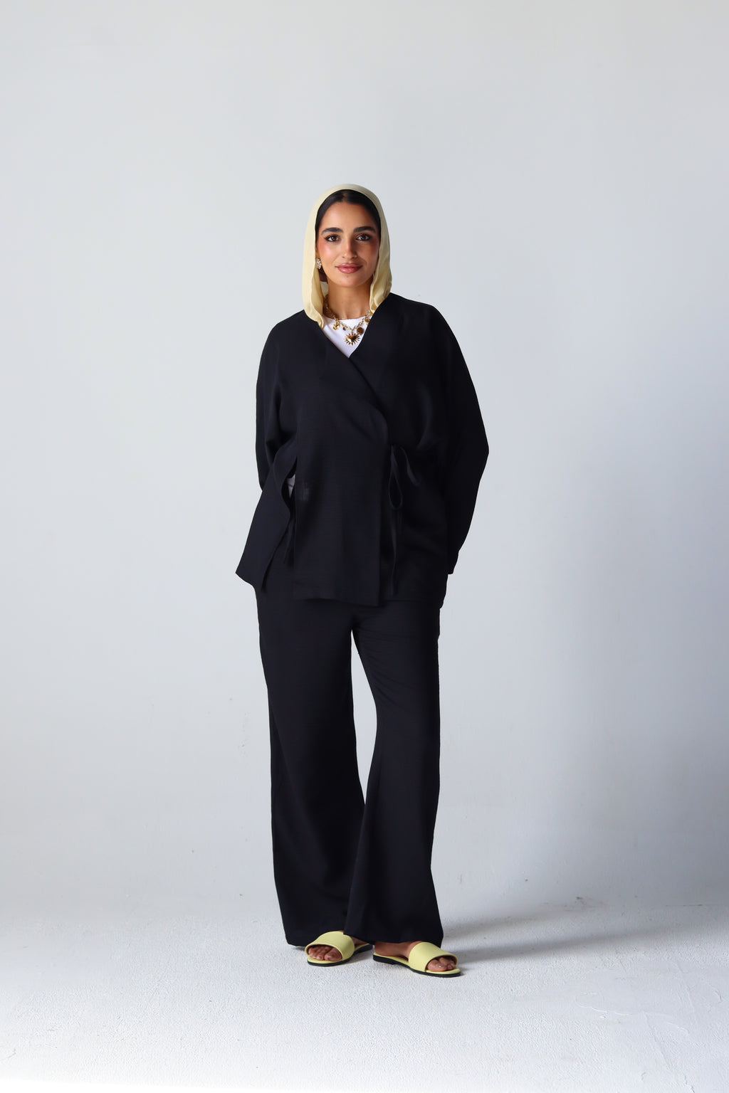 The Basic Knot Linen Set in Black