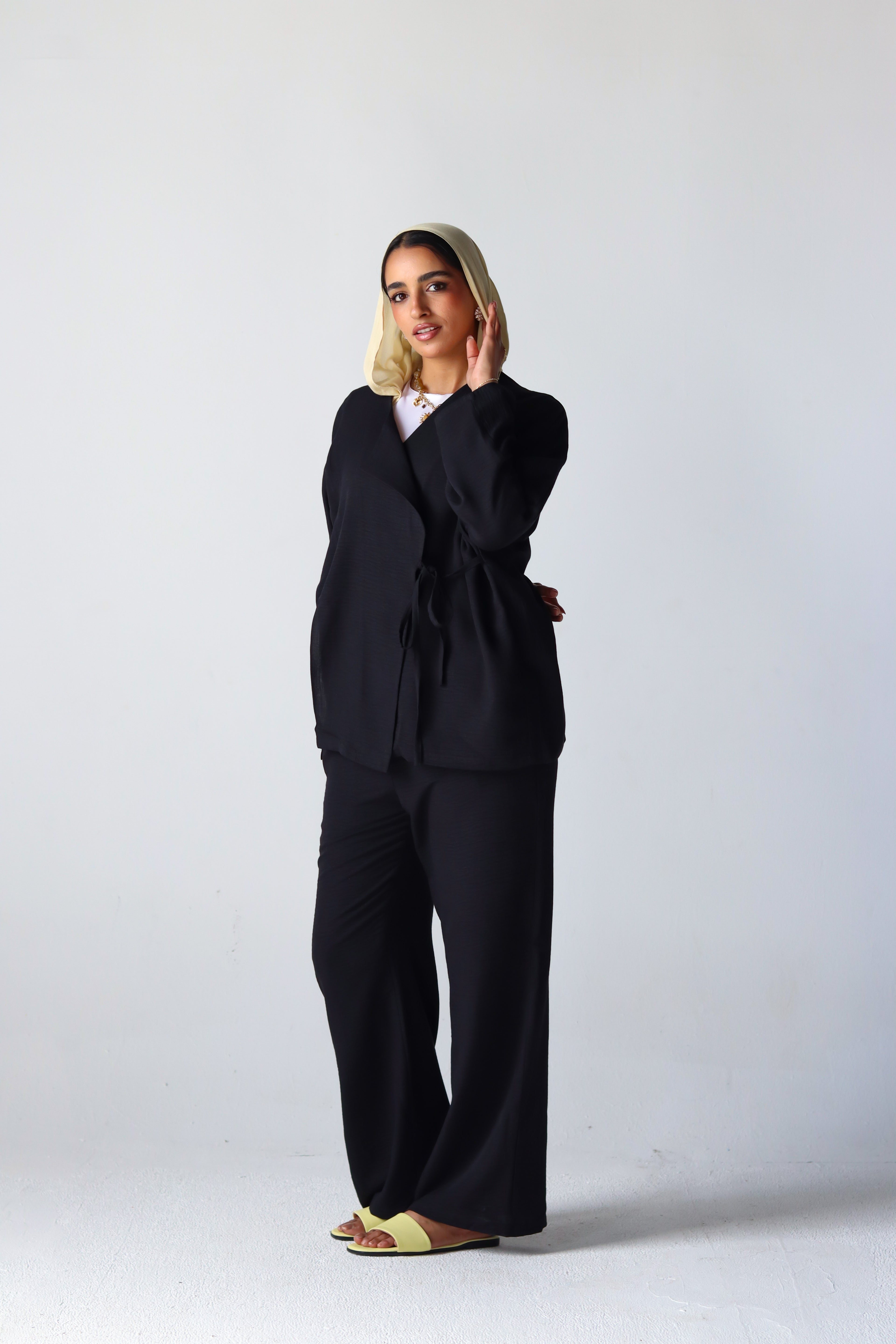The Basic Knot Linen Set in Black