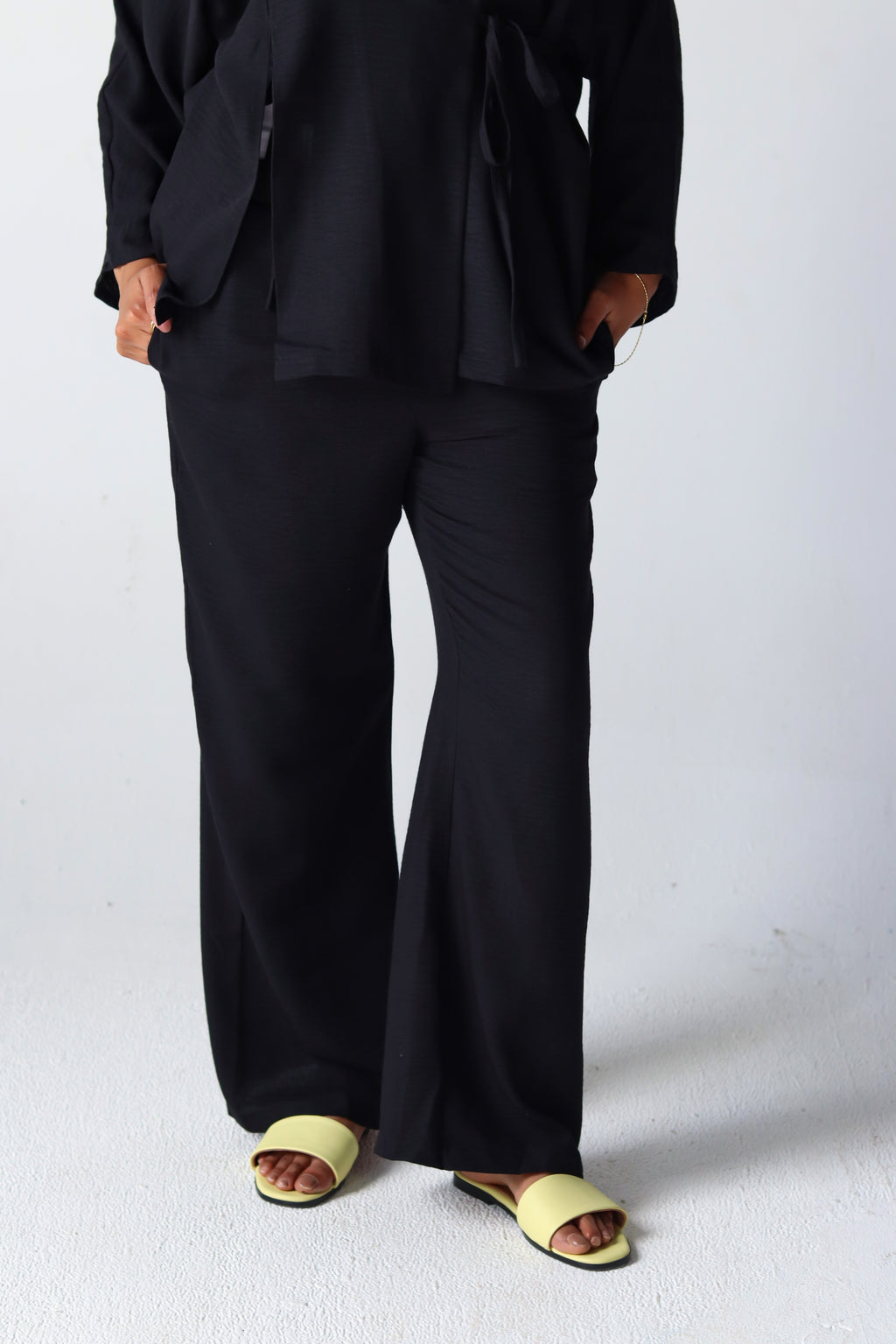 The Basic Knot Linen Set in Black